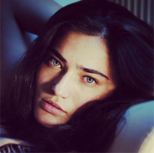 SAADET IIK AKSOY Bu kizla bugn dertlesip ona sabirli olmasini, iyi insanlarla karsilasacagini ve hayallerinin gercege donusecegini sylemek isterdim. "Ama calismaya devam!" derdim. Peki siz 10 yil onceki halinize ne sylemek isterdiniz?