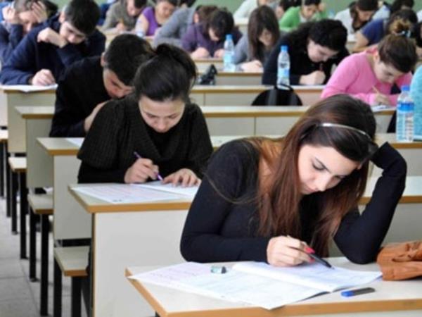 lk yllar rencilerin sevdii ngilizce dersi yllar iinde renciler iin "elenceli" olmaktan kp, skc hale geliyor.