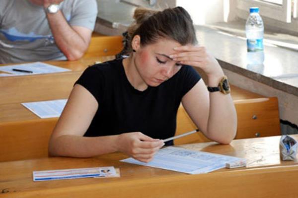 Bin saatten fazla ders alan bu genler de sonu olarak liseden mezun olurken ngilizceyi anlamyor ve konuamyor.