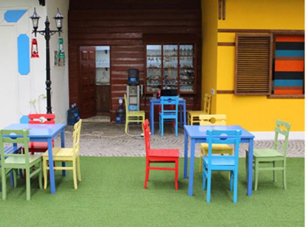 alanlar molalarnda Koza Han'daki ay ocanda aylarn yudumluyorlar.