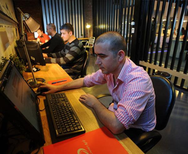 Ofise girdiinizde sizi karlayan rahat ve renkli koltuklar enerji veriyor.