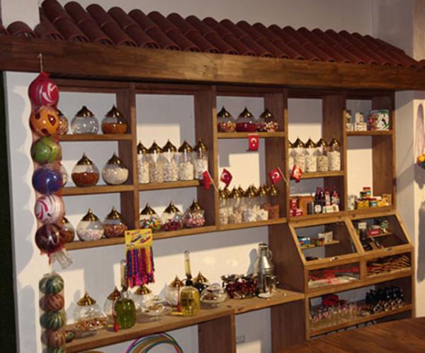 Bursa sokaklar temasndaki ofiste "mahalle bakkal" konsepti de unutulmam.