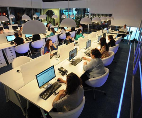 Ferah ve sade sat ofisi, alanlarn i stresini azaltmay hedefleyerek dzenlenmi.