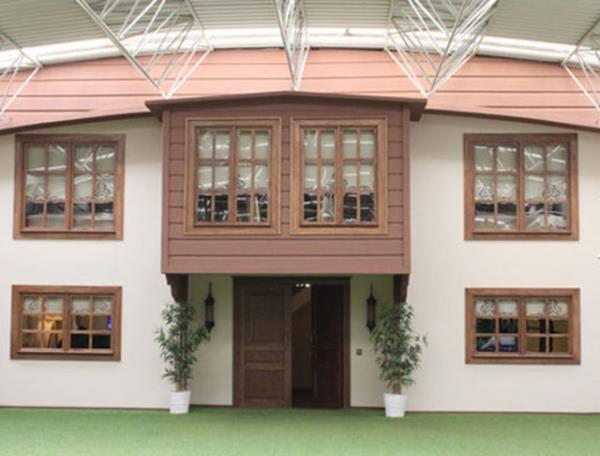 Vali Kona temal ynetici binas ise ofis'e ayr bir hava kazandryor.