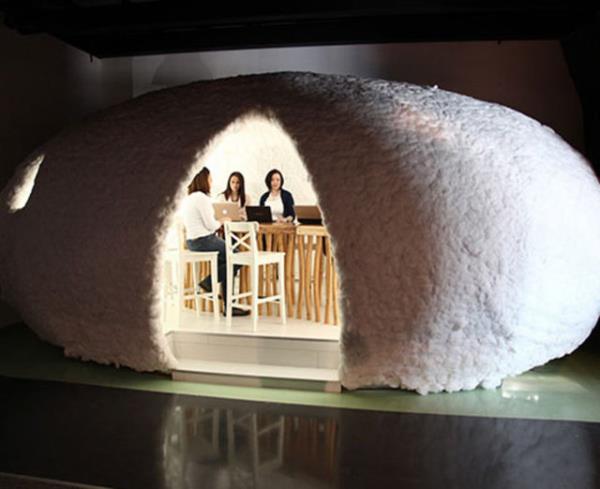 Bursa'nn dnyaca nl ipeini sembolize eden ipek kozas grnmndeki toplant salonu, ve trtl biimindeki toplant masas, alanlara keyifli bir atmosfer yaratyor.