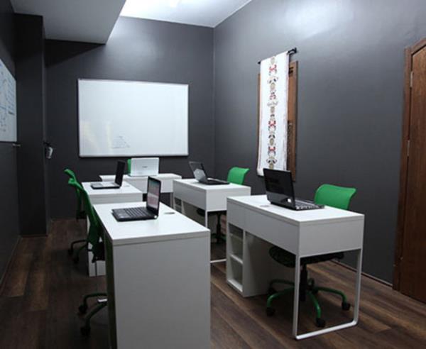 Ofis ii eitimler iin hazrlanm eitim odas, irket iindeki bilgi alveriini interaktif hale getiriyor.