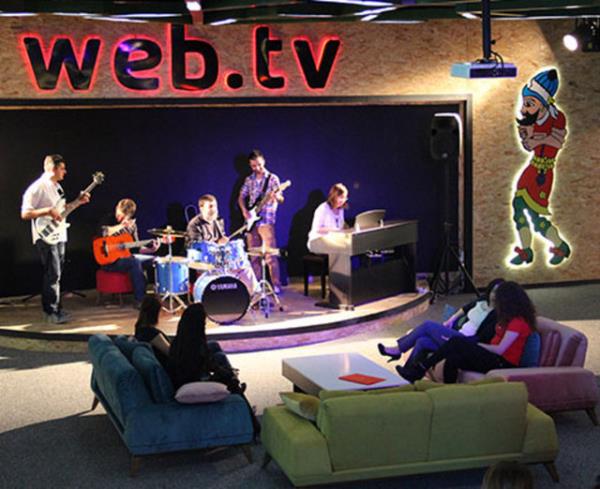 web.tv ofisinde sahne alanlarn! Keyifli dakikalarn tadn birlikte kartyorlar.