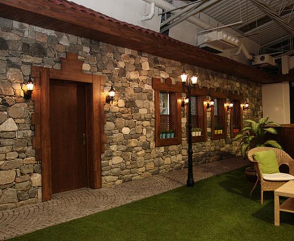 Iklandrmalar, gece ofise ayr bir hava katyor.