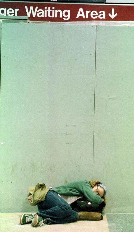 Havalarn snmasyla birlikte sokaklarda uyuyanlarn saysda artt. zellikle in ve Japonya'da youn i temposu iin verilen aralarda insanlar nereyi bulursa hemen uykuya dalyor.