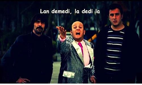 <p><b>1. LA</b></p>  Hayr, nota deil. Lan da deil. Franszca da deil. Arka arkaya syleyince koca ehir irinler ky gibi oluyor.