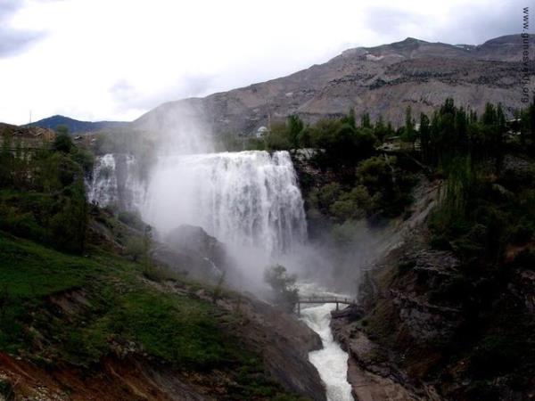 Den sular, stte gkkua, altta koca bir dev kazan meydana getirmektedir. Ayrca bu gl bir doal anttr.