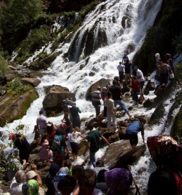 Su kaynann tamam elalenin olduu ksmdan yer altndan kmaktadr. elalenin evresi dik yamalardan olumasna karn evre halk tarafndan piknik alan olarak da kullanlmaktadr.