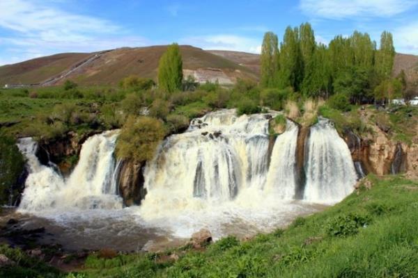 <p><b>19- MURADYE ELALES</b></p>    Muradiye ilesine 10 km. uzaklkta, Bend-i Mahi ay zerindedir. Dou yeri snm bir volkanik da olan Tendrek dadr. ok yksekten dmese de ho bir grnm vardr.