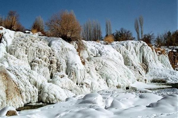 K aylarnda donarak tam bir doa harikasna dnmektedir. Doubeyazt-Van karayolu zerindedir. l merkezine 86 km mesfededir.