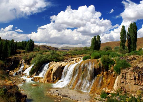 Muradiye elalesi 15-20 metre arasnda deien ykseklikten dklmektedir. Asma kprs ve doal gzellii ile halkn rabet ettii bir mesire yeridir.