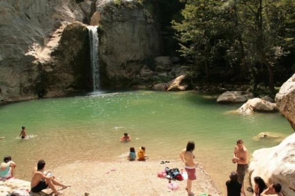 Su yaklak 10 metre ykseklikten dklmektedir ve bu suyun dkld yerde doal olarak bir havuz olumutur.