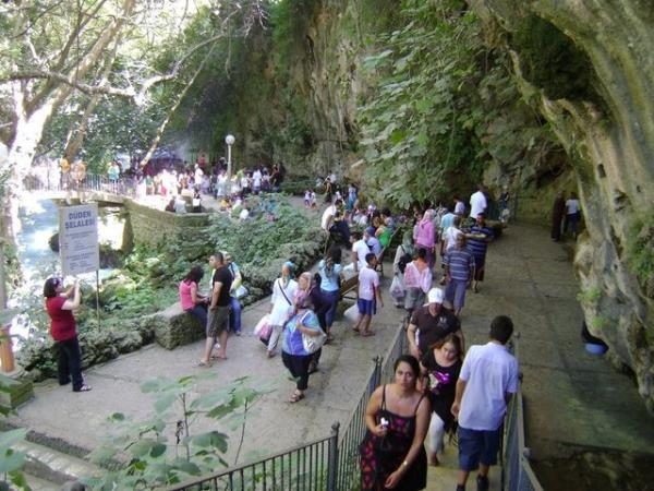 Bu maara, elaleyi daha gzel yapmaktadr. Dden elalesi, bu maaradan 10 km sonra baka bir gzellii daha Lara'dan Akdeniz'e dklerek bir kez daha insanlara gzelliini gstermektedir.