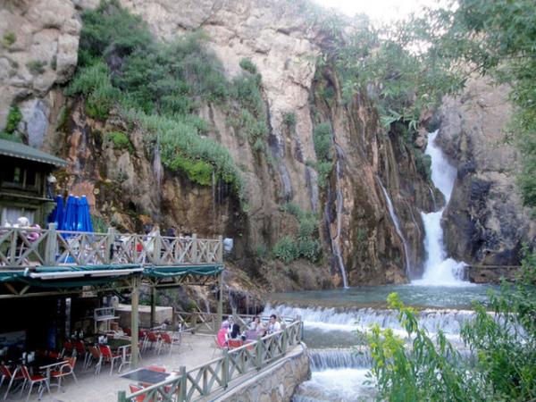 Suyun k yerinden yere d mesafesi yaklak 40 - 45 metre kadardr. Bu mesafeden suyun ak ve yere d an izlenmeye deerdir.