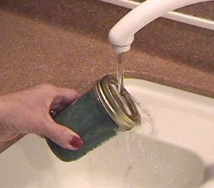 13. Almayan kavanoz kapan scak suyun altna tutarsanz metal genleir ve kavanozu kolayca aabilirsiniz.