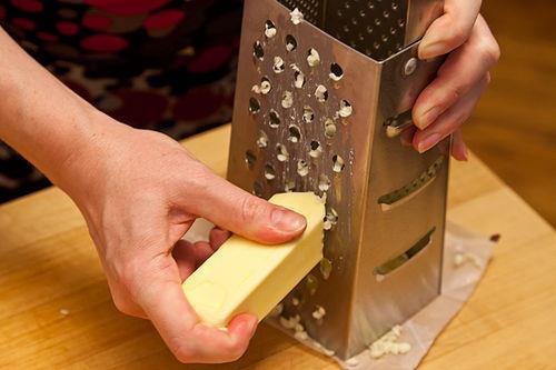 14. Tereya buzdolabnda fazla donduysa ve hemen kullanmanz gerekiyorsa rendeleyerek ihtiyacnz kadarn elde edebilirsiniz.