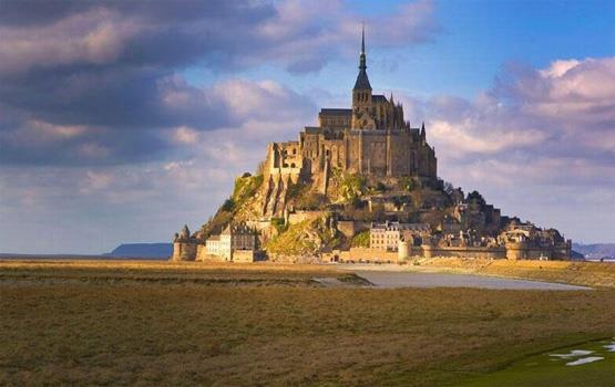 UNESCO'nun Dnya Miras Listesi'nde yer alan, Le Mont St. Michel, hayalet gibi ykselen manastryla kk bir ada.