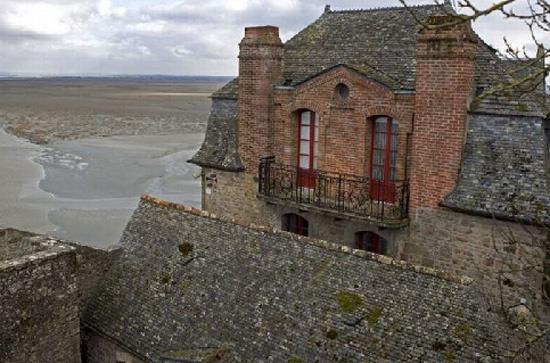 Fransa'nn kuzeyinde, iddetli gelgit ve rzgarlarn vurduu, 700'l yllardan kalan Le Mont St. Michel Manastr, bin yldan fazla sredir hristiyanlar iin kutsal hac yeri saylyor.