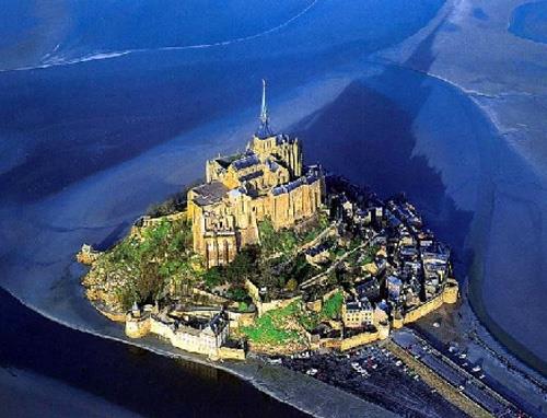 Turizmde dnya birincisi Fransa'da, Eyfel Kulesi'nin ardndan en ok ziyaret edilen ikinci sradaki Mont Saint-Michel Adas grenleri bylyor. Bugn sadece 43 kiinin yaad aday karaya balayan darack yolun sabah saatlerinde okyanusun ekilmesi sonucu yeniden ortaya kmasyla turistler, bu doa ve mimari harikas mekana akn ediyor.