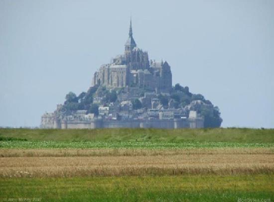 Ayrca mahkumlara da bazen yar plak ve ayakkabsz, ayaklar zincirle bal olduklar halde Mont Saint-Michel'e gitme cezas verirmi mahkemeler.