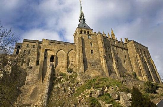 Deniz aday evrelediinde, dev bir kadrgadaymnz izlenimini yaratyor. Deniz ekildiinde ise amur deryas kyor ortaya