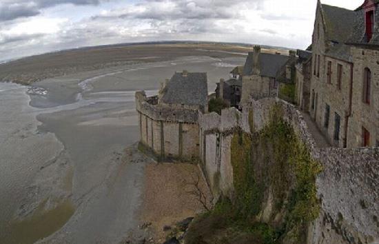 Hala Avrupa'nn eitli yerlerinden gelen haclar, adann etrafnda dnerek, ziyaretlerini tamamlyor