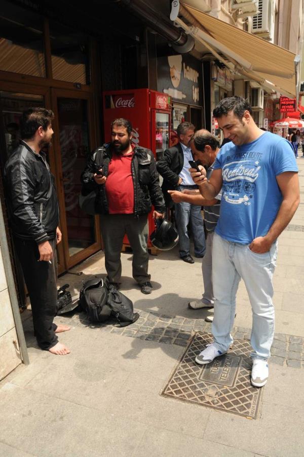 Ege Denizi'nde saat 12.25'te 6,5 byklnde meydana gelen deprem anakkale'de de hissedildi. Vatandalar, deprem sonras sokaa karak yaknlarna ulamaya alt.