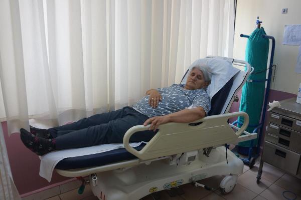 Edirne'de deprem nedeniyle bana tula den Aye Alkan hastanede tedavi altna alnd.