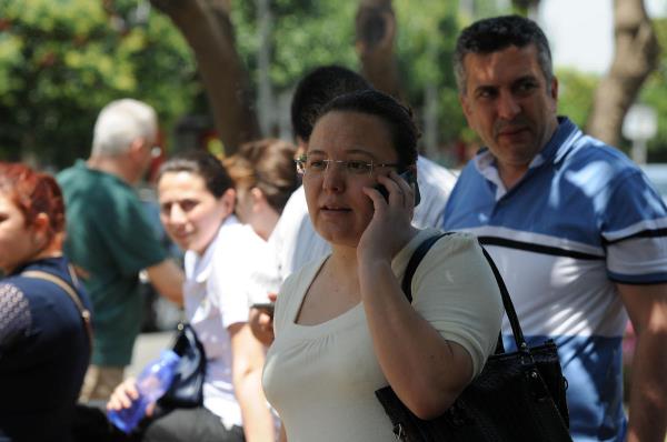 zmir Valisi Mustafa Toprak, Ege Denizi'nde meydana gelen depremle ilgili, zmir genelinde herhangi bir olumsuzluk yaanmadn bildirdi. Babakanlk Afet ve Acil Durum Ynetimi Bakanl (AFAD), Ege Denizi aklarnda saat 12.25'te meydana gelen depremin byklnn 6,5 lldn aklamt.
