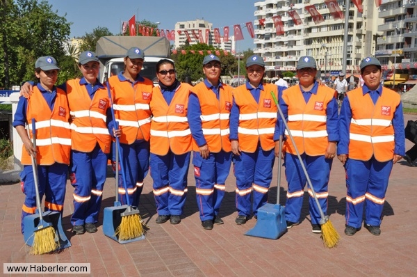 Hseyin'in gnl, 28 Temmuz 2013: Bu bayram iyi haslat yapt :) Kar komumuz Cevat amca bile para verdi inanabiliyor musun? Arkadalar kz karan, ikolata, patlanga, mantar tabancas iin btn paralarn harcad valla.