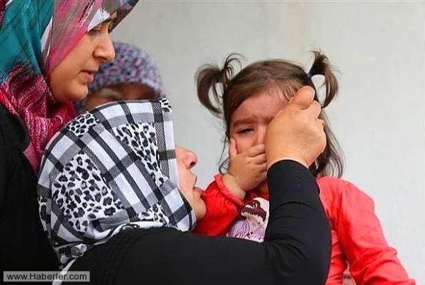 Azra'nn gnl, 14 Mays 2014: Canm kzm diye severdi beni... Annem imdi bir yandan alyor bir yandan ''yetimim'' diye sarlyor bana. Annem de scak ama babamn knalsydm ben, imdi annemin yetimi mi oldum? Babam hi mi yok artk?... Hi?