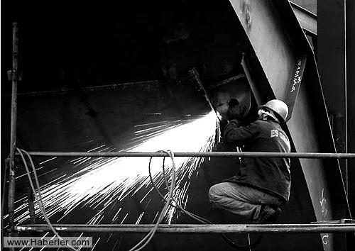 Fulya'nn gnl, 8 Kasm 2013: Bugn bir uval kyafet getirdi annem eve. Halamlara gitmiti oradan alm. lerinde ok gzel eyler var ama ou eski psk. Zaten halamlarn falan ocuklarnn eski kyafetleriymi. Az giyilmi diye vermiler ama bazsnda yrtk falan var hi de az giyilmi falan deil. Annem yer bezi yapmak iin ayrd zaten onlar. Ama bir pembe kazak var, bak o ok gzel.