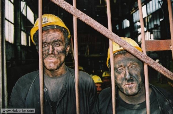 Gecenin bir yars, saat kat hatrlamyorum sokaklarda kpek havlamas bile yoktu, onlar bile uykudayd sanrm. Annem babam kapdan uurluyordu. Babam o saatte nereye gidiyordu? Her gn m bu saatte gidiyordu? Oysa getiimiz aylarda ie leden sonra gittiini ben biliyorum. Anneme sordum vardiya dedi. Bazen gece yars bazen akam bazen gndz gidiyormu. Babam bu kadar az gryor olmama armamal gnlk. Gnn her saati alyor galiba?