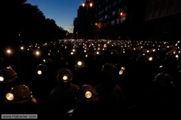 Hatta Mehmet tam drt top alp hepsini patlatt. Ben sadece 2 lira harcadm gnlk. Okul alrken defter, kalem, silgi param ben karp verince annem babam ok aracak. Yzlerini imdiden grr gibiyim.