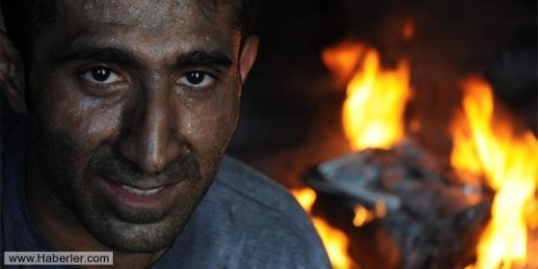 Yakup'un gnl, 3 Austos 2013: Babam bugn ok sinirliydi. Bana kzmad ama annemle konuurken alnndaki damarnn iip durduunu gzlerimle grdm. 4C, 4A bir eyler anlatp durdu. Taeron dedi, szleme dedi. ten mi atld dedim anneme, sen anlamazsn, atlmad dedi.