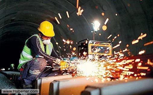 Aye'nin gnl, 23 ubat 2013: Bugn okuldan dndkten sonra bana bakmaya gelen Fatma teyze ile konutuk biraz. Ona ok sevdiim krmz ayakkablardan bahsettim, o da ok beendi. Ama annem almyor dedim. Bana, ''Alamyordur gzel kzm yoksa o da ok ister sana istediin ayakkablar almay.'' dedi.