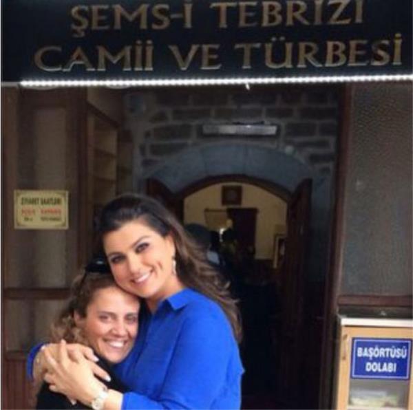 AELYA AKKOYUN ok kr bu anlaml gecede ,dostumla...