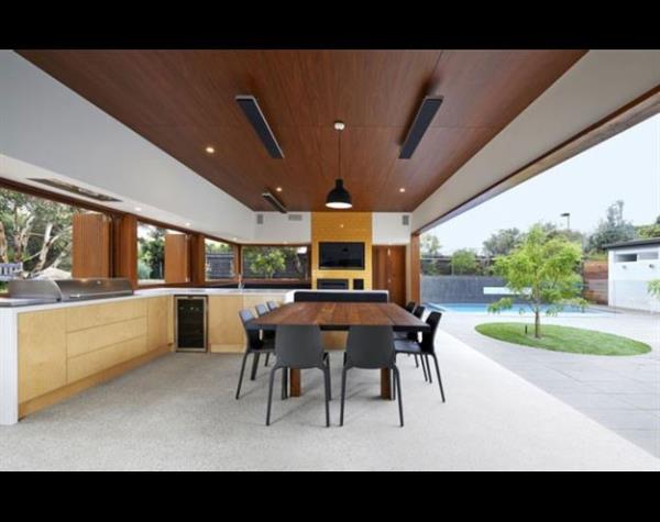 Avustralya'da baheye alan bir mutfak