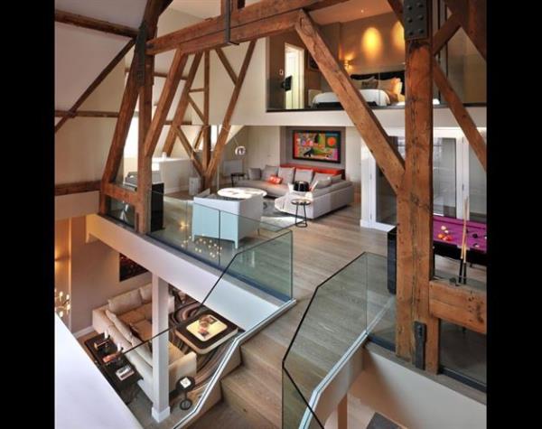 Londra'da St. Pancras Clock Tower'daki bir ev