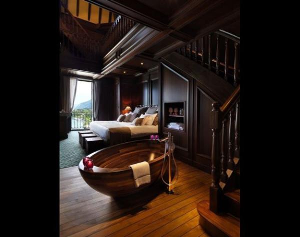 Koyu mobilyalala kapl bir yatak odas