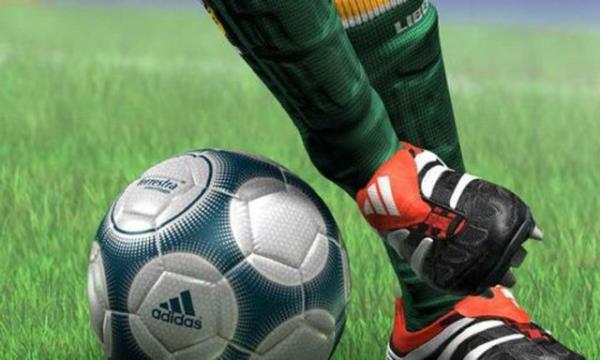 Dnyann en hzl hat-trick' rekoru Ross County'nin eski futbolcularndan Tommy Ross'a ait. Ross 1964'te Victroia Park'ta oynanan mata Nairn County karsnda 90 saniyede 3 gol kaydetti.