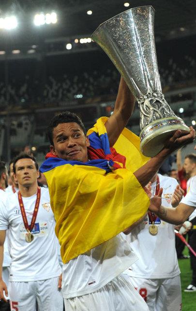 Bu sezon UEFA Avrupa Ligi'ni kazanarak zirveye kan spanyol Sevilla takmnn Kolombiyal golcs Carlos Bacca, 21 yana kadar lkesindeki bir ky otobsnde muvainlik yapyordu.