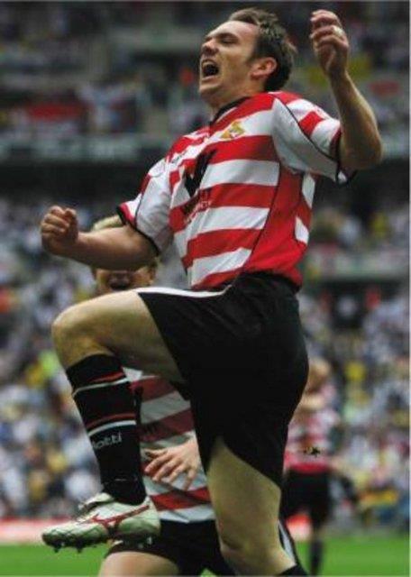 Bournemouth'un Wrexham ile yapt mata mcadeleye 84. dakikada giren ve 140 saniyede 3 gol atan James Hayter, 'ngiltere Futbol Ligi'nin en hzl hat-trick yapan' ismi. Premier Lig'de ise bu rekor Robbie Fowler'a ait. nl ngiliz yldz 1994'te oynanan mata 4 dakika 33 saniyede 3 gol kaydetmiti.