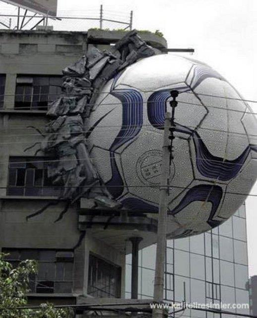 Bir futbol topunun man 3 dakikalk srecinde ald darbeleri yetikin ve olgun bir insan alsa vcudu sakat kalabilir.