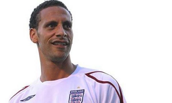 Leeds United'dan 18 milyon pounda Manchester United'a transfer olarak Premier Lig tarihinin en pahal defans oyuncusu unvann alan Ferdinand, televizyon izlerken ayaklarn sehpaya uzun sre koymas nedeniyle tendonunu incitmi ve sakatlanmt.