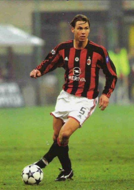 Sakatl nedeniyle 'En uzun sre oynamayan en pahal futbolcu', Milan'a Real Madrid'den 11 milyon pounda gelen Fernando Redondo. lk manda 3. dakikada dizinden sakatlanan Redondo, yaklak 2,5 yl sahalardan uzak kald. Redondo, 2.74 milyon pound, ev ve arabay Milan'a geri vermek istedi, ancak kulp bu teklifi geri evirdi.